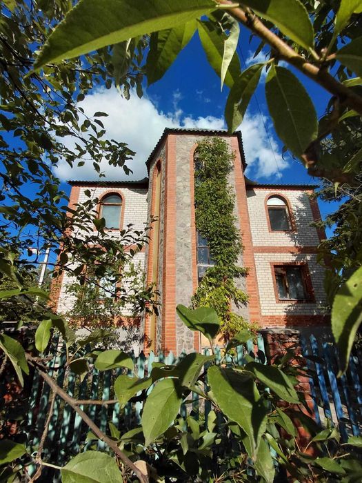 Капітальний будинок з приватизованою земельною ділянкою 10 соток!