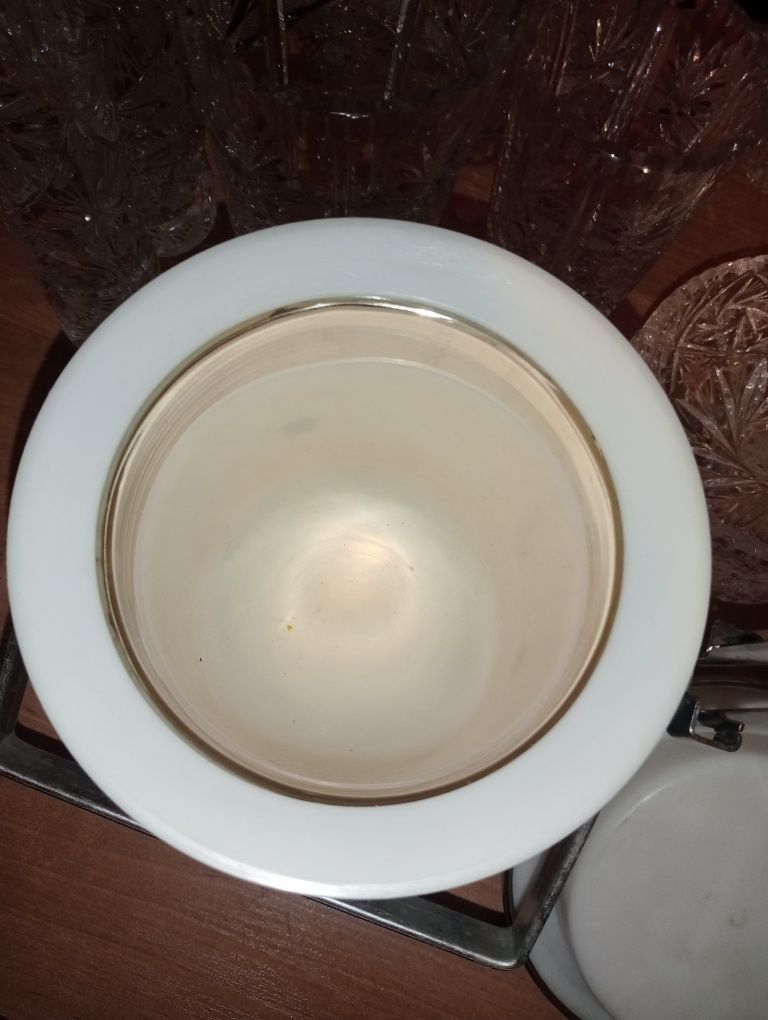 Stary pojemnik na lód ze szczypcami firmy Freezinhot.