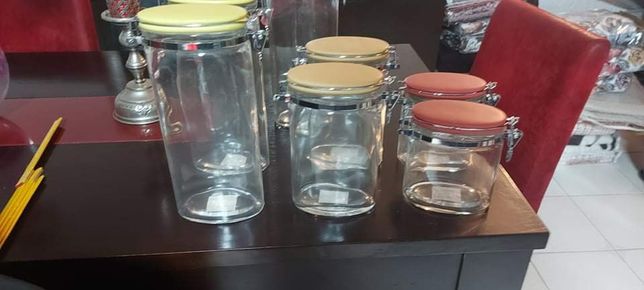 Frascos de cozinha de vidro.
Cada conjunto de três. 
8€
