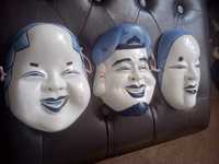 trzy maski porcelanowe