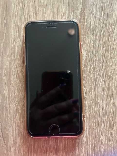 Sprzedam iPhone SE kolor czerwony.