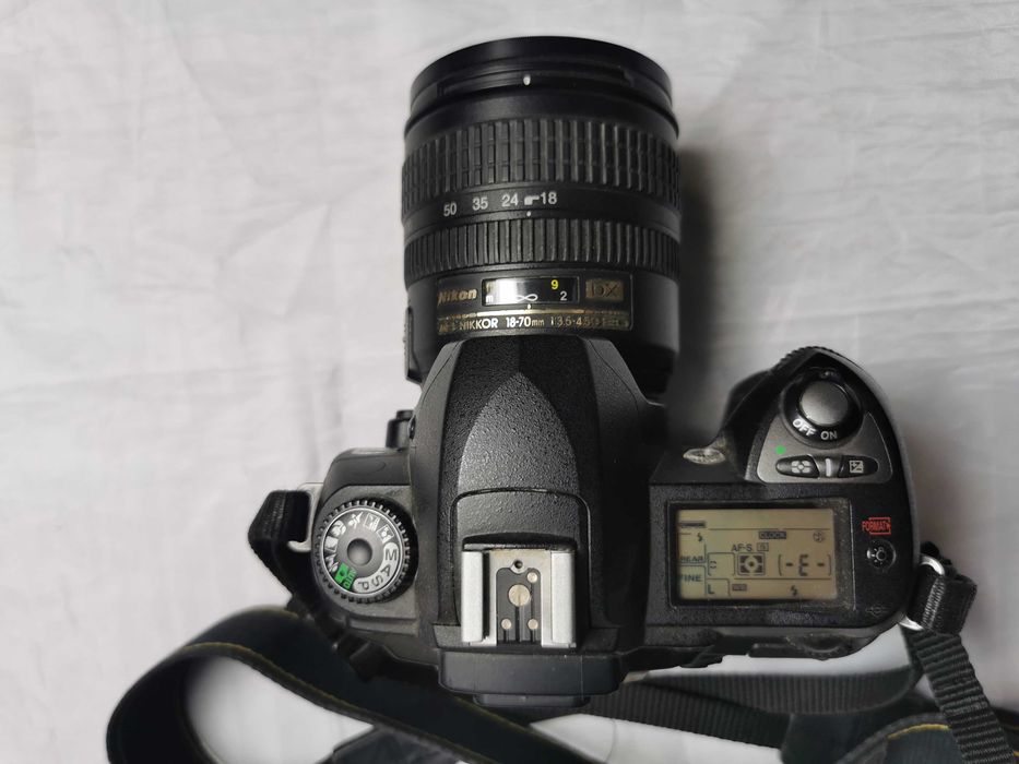 Nikon d70 z obiektywem Nikkor AF-S DX Zoom 18-70 f/3.5-4,5