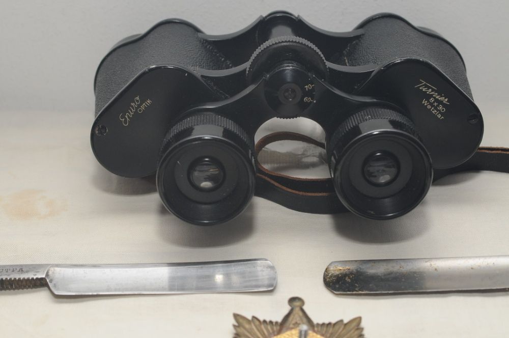 Набор шерифа: значок Sheriff, бинокль Germany , часы Casio, бритвы.