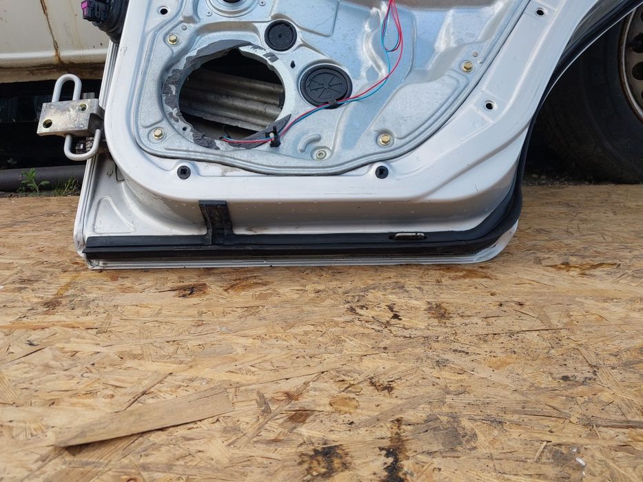 KOMPLETNE Drzwi tył Prawe Hatchback LB7Z VW Golf IV 4 srebrne