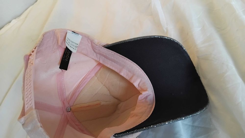 Czapka z daszkiem z cekinami, błyszcząca., dla dziewcząt.