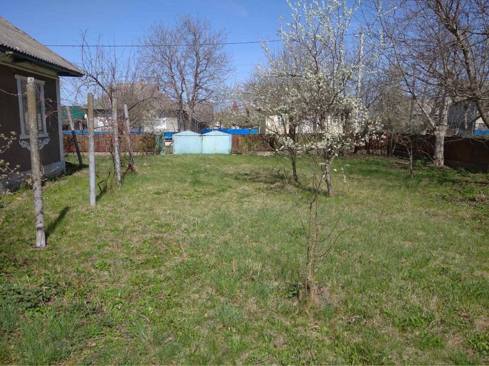 Продаю хату з великою територією