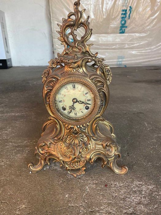 Relógio de móvel em bom estado