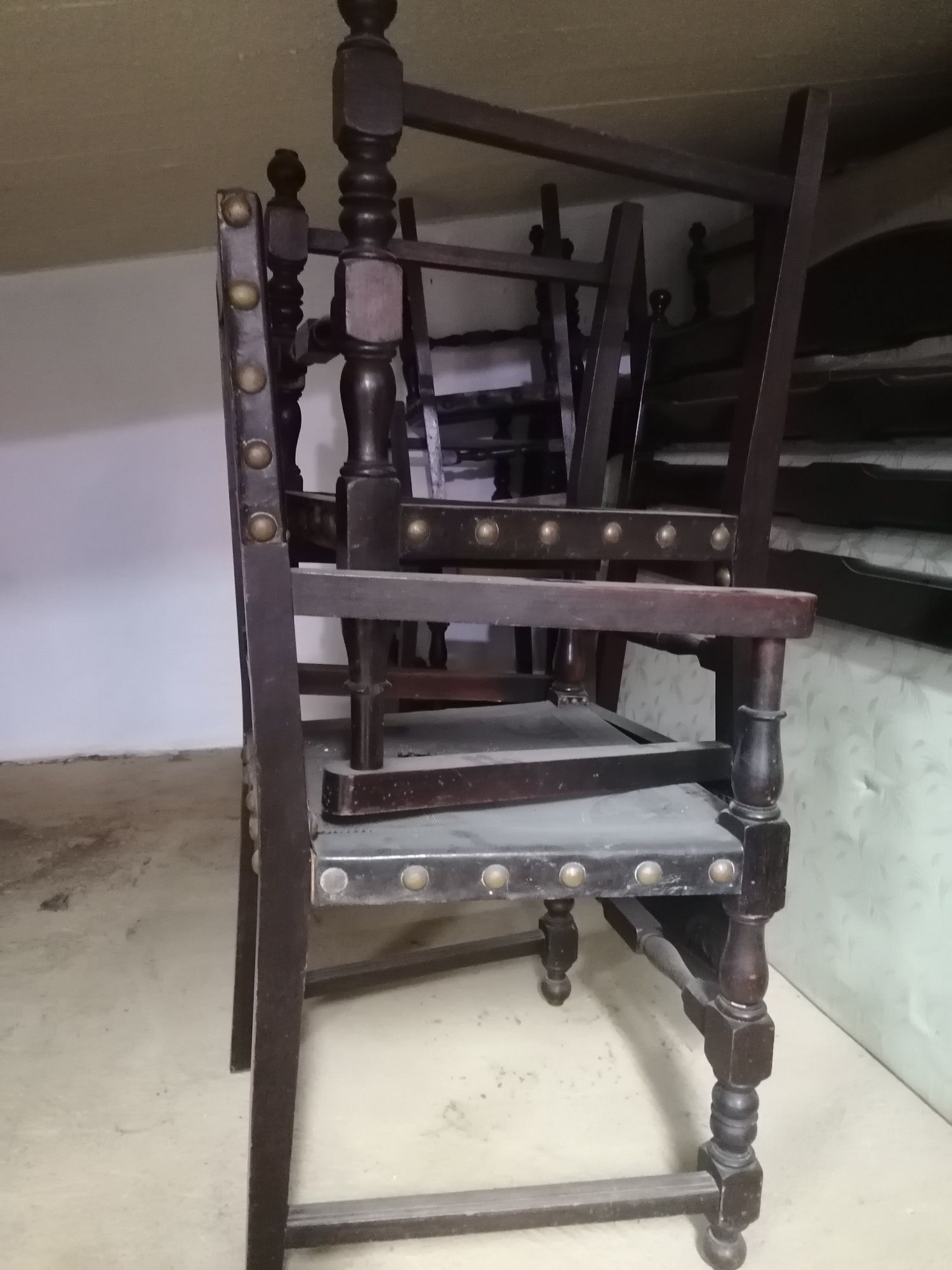 50€ pelo Conjunto 8 Cadeiras com couro e taxas