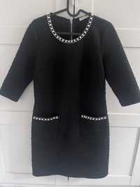 Czarna sukienka z pianki z perełkami Drôle de copine