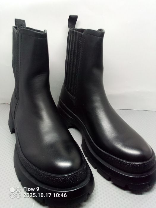 Nowe botki z elastyczną cholewką 39