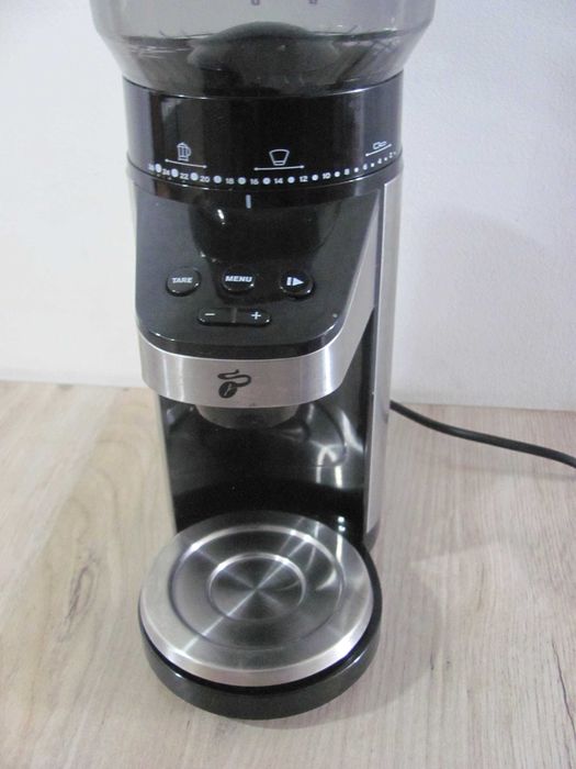 Elektryczny młynek Tchibo do kawy z wagą