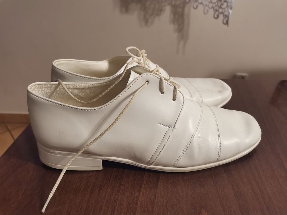 Sprzedam białe buty komunijne chłopięce rozmiar 35