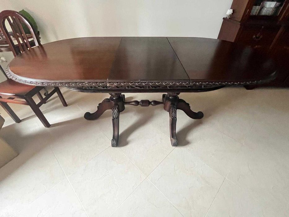 Mesa de jantar de estilo antigo