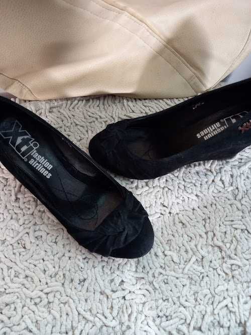 Sapatos pretos cunhasapatos