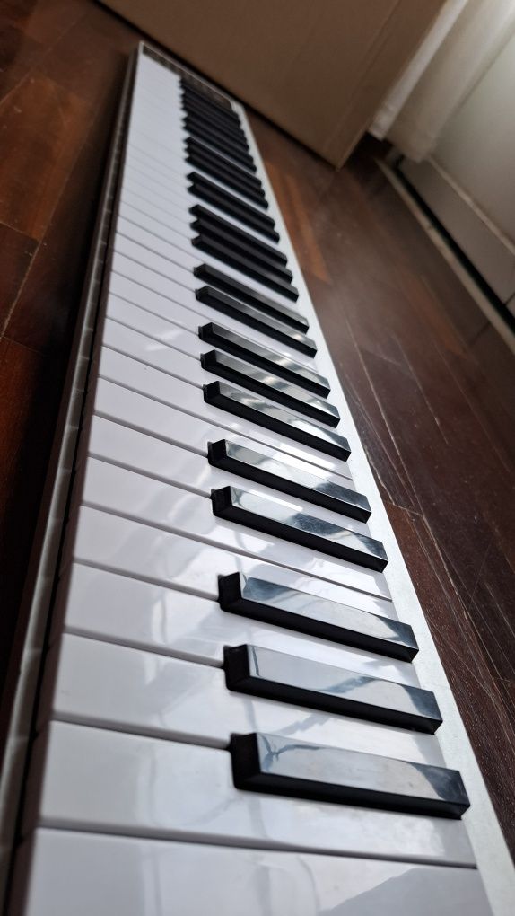 Teclado piano Nikomaku Swan 61 teclas digital