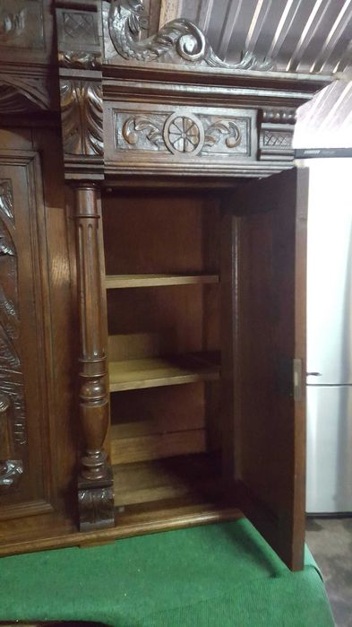 Stary kredens wspaniale rzeźbiony