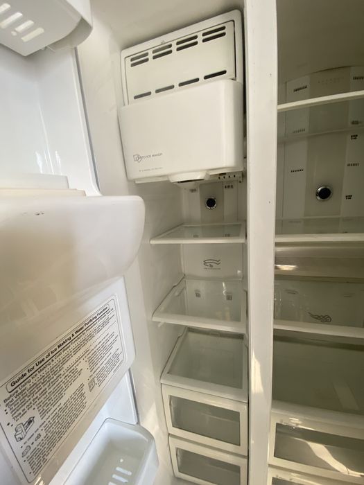 Холодильник із морозилкою(суха заморозка)