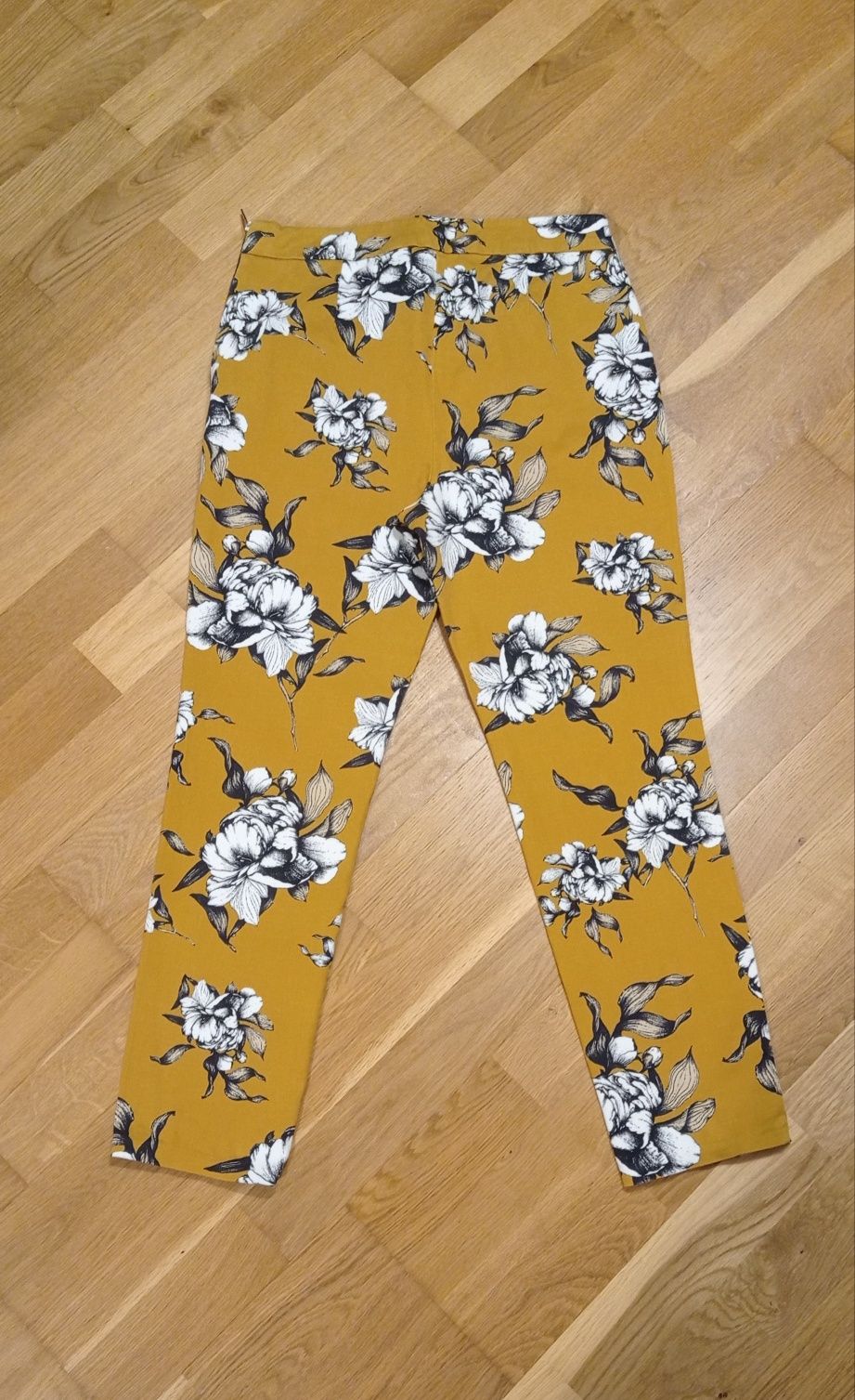 F&F musztardowe spodnie w kwiaty