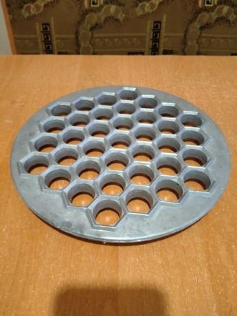 Пельменница форма металлическая для изготовления пельменей .