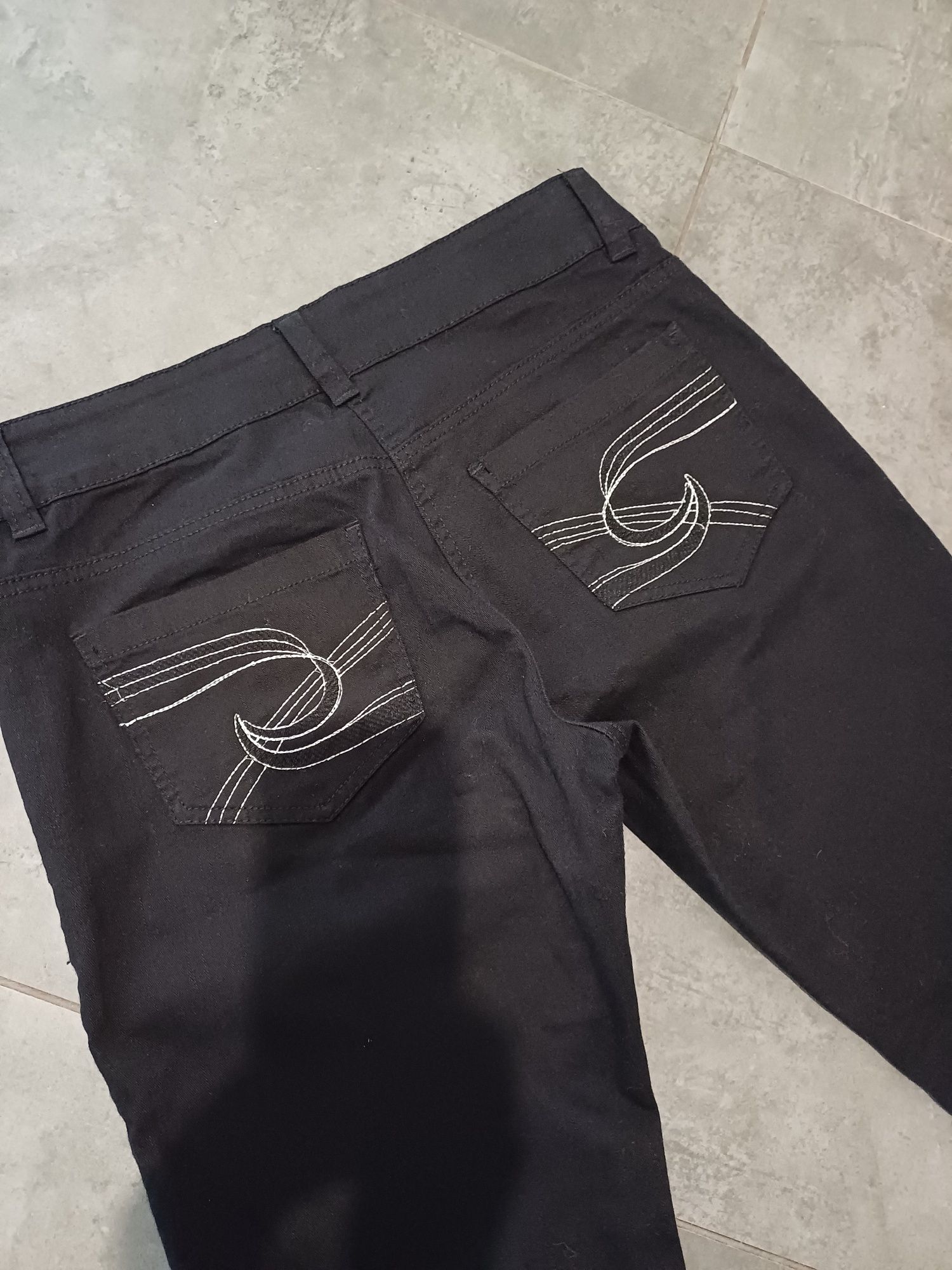 Czarne miękkie jeansy damskie Okay r. 40