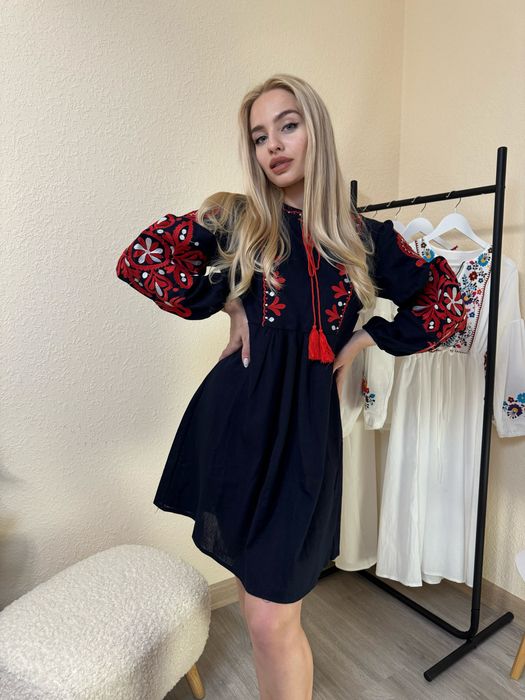 Вишиванка міді, темно-синя сукня