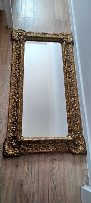 Lustro z ozdobną ramą