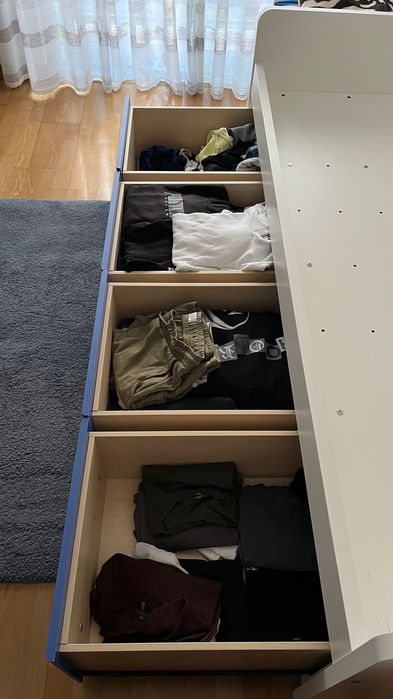 Cama de solteiro com arrumação em excelente condição