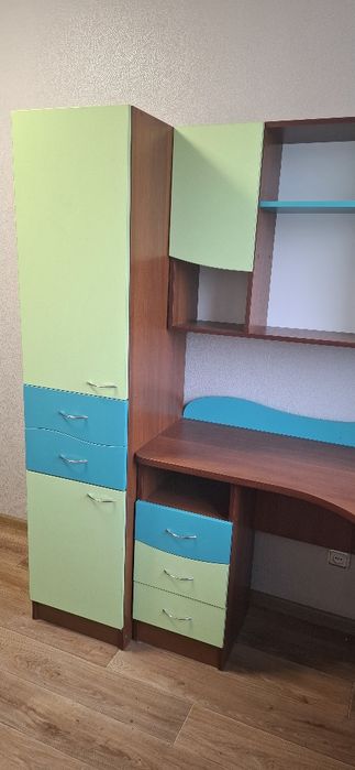 Набір меблів у дитячу кімнату + ліжко + матрац + комод + дзеркало.