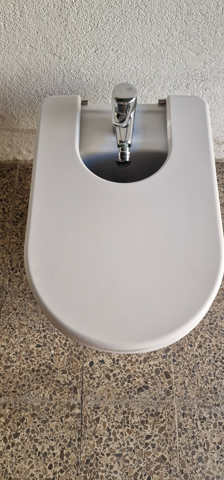 Bidé em cerâmica com torneira e sifão