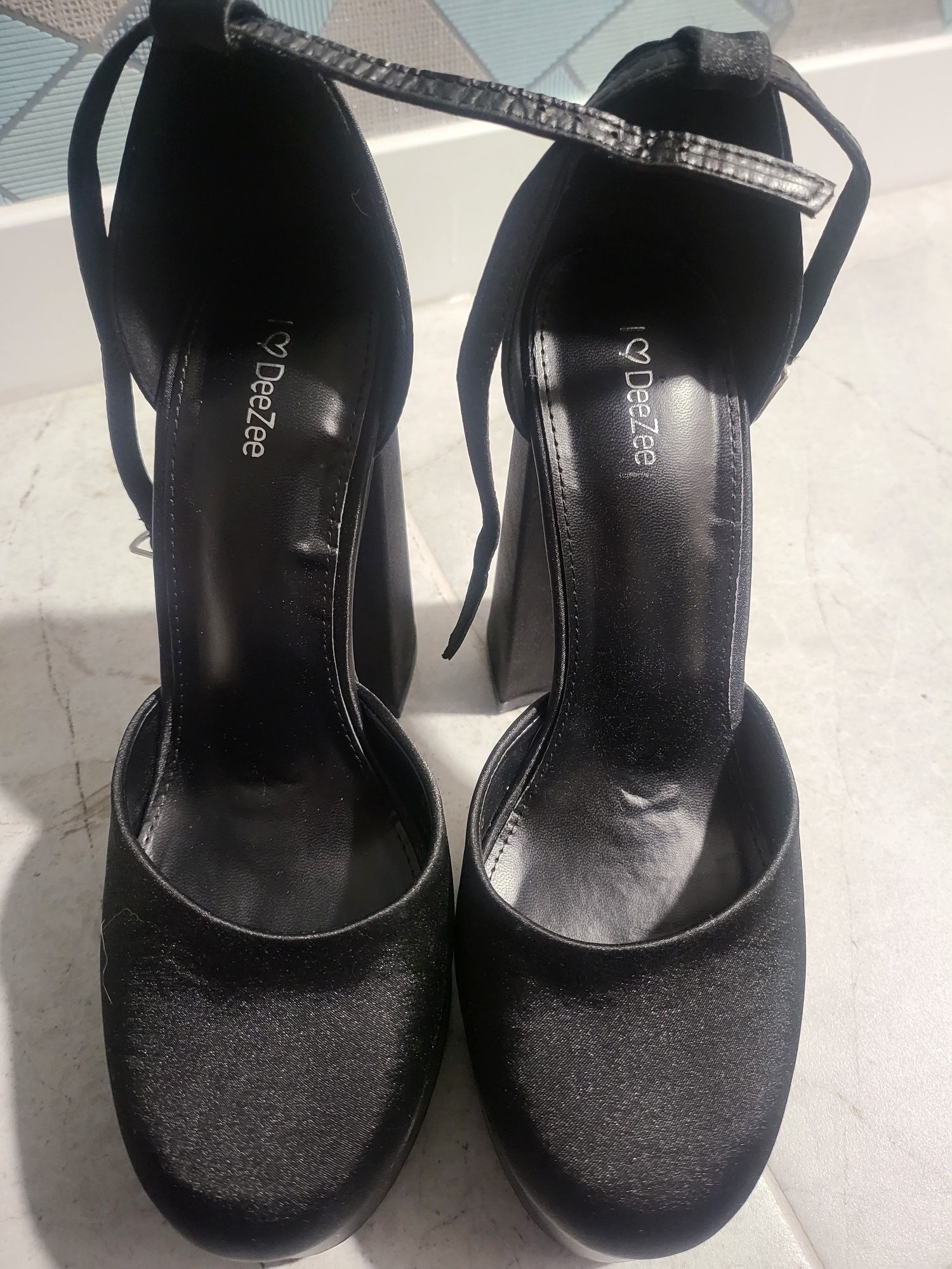 Buty na slupku obcasie czarne eleganckie platforma Deezee rozmiar 40