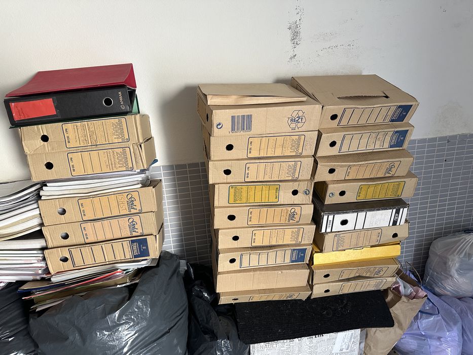 Caixas de arquivo cartão usadas e capas