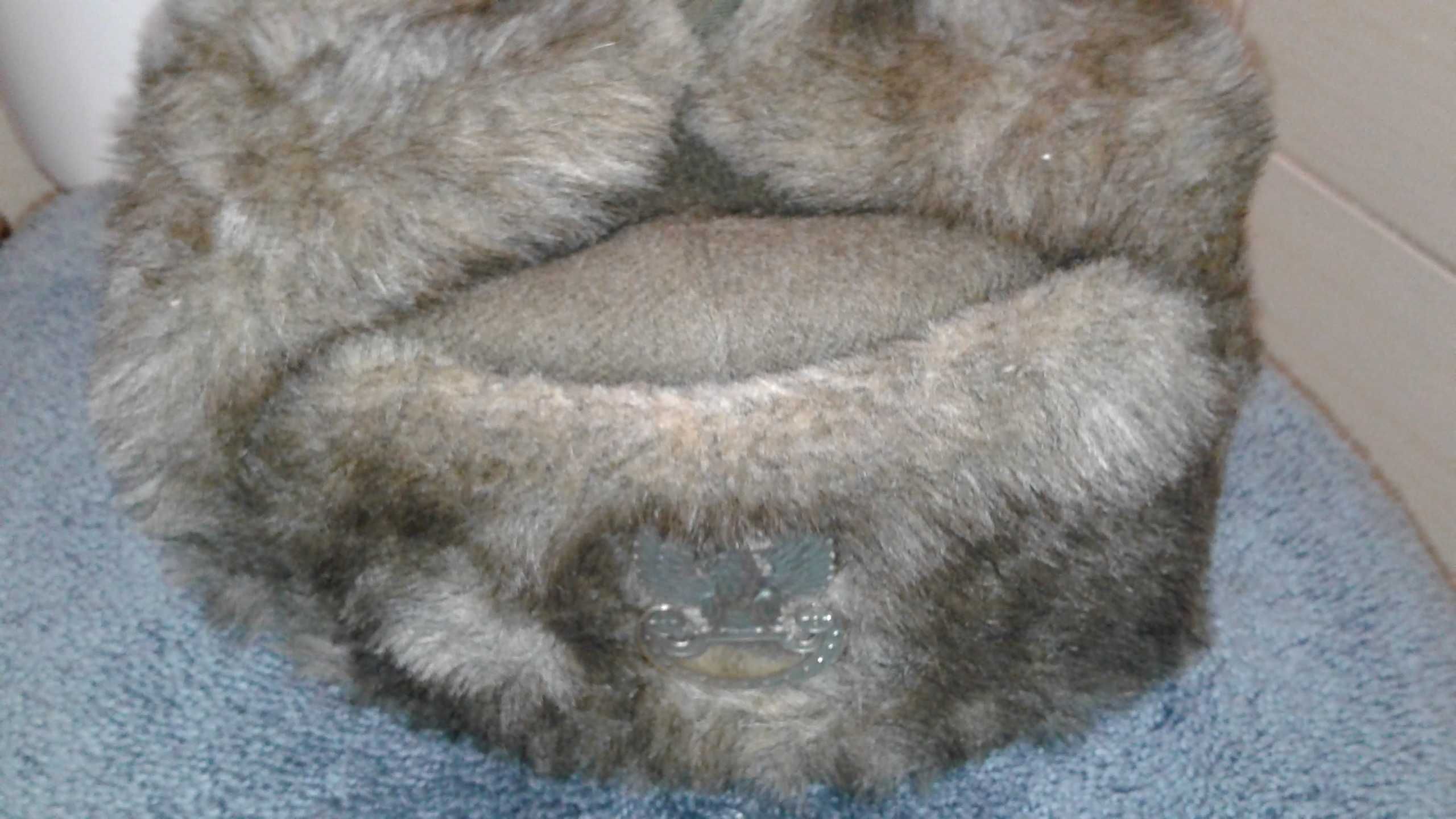 Czapka zimowa futrzana wojskowa z metalowym orłem NOWA.