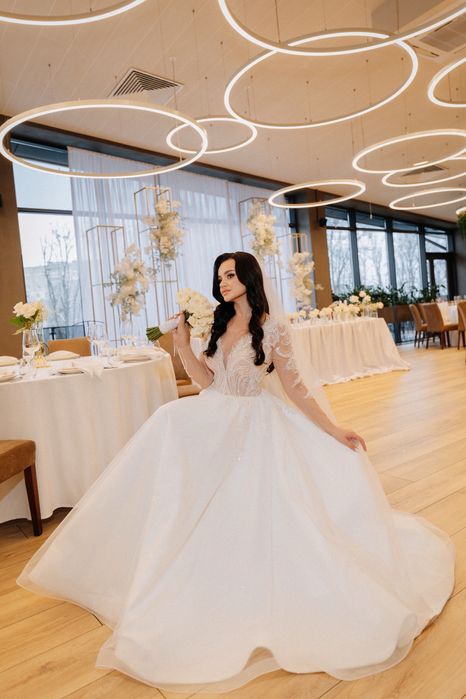 Весільне плаття з рукавами з V-подібним декольте