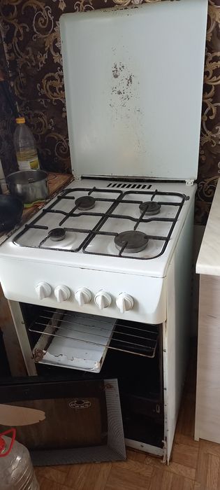 Газова плита, холодильник.