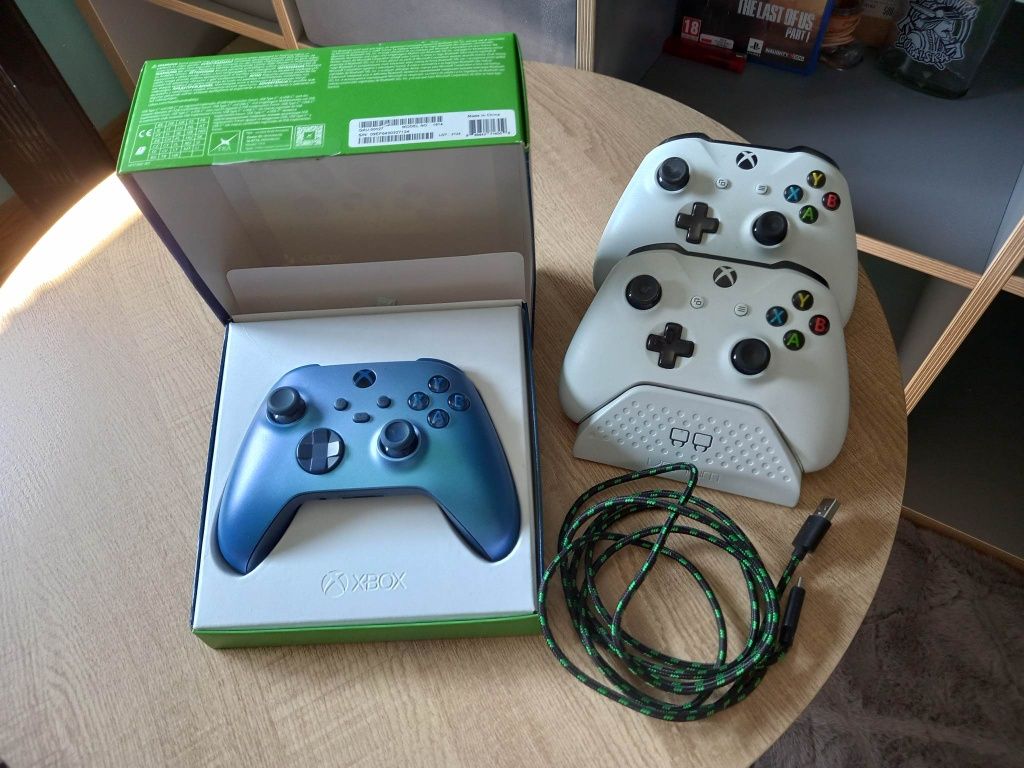 Xbox One S 1TB +3 Kontrolery(ładownica do kontrolerów)+gry.