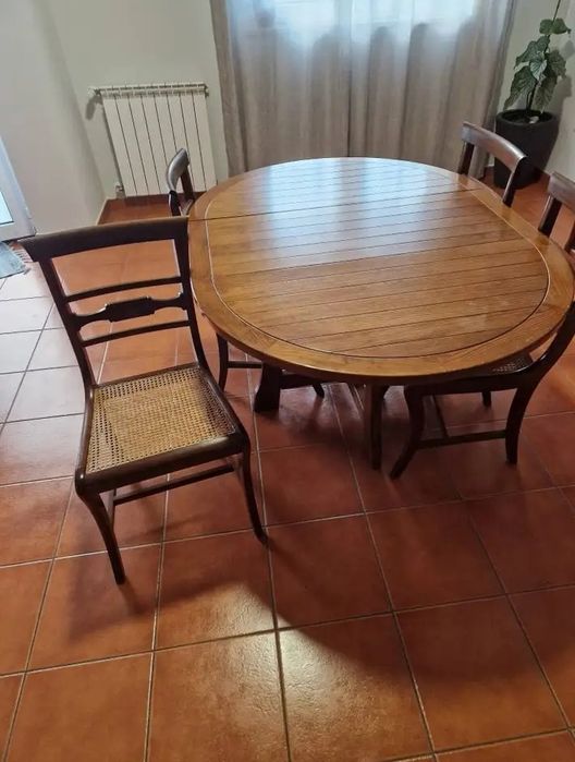 Mesa, cadeiras e Móveis sala
