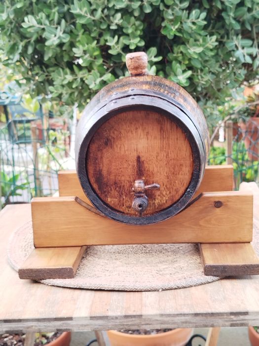 Pipa de madeira original com suporte.