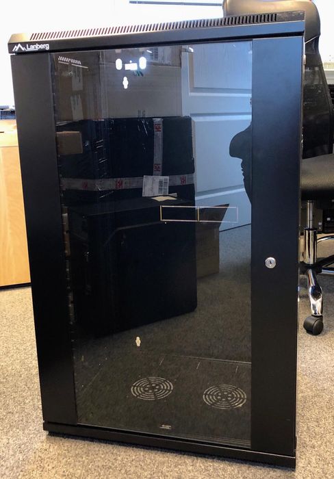 Sprzedam Szafę Instalacyjną LANBERG RACK 19" 18U