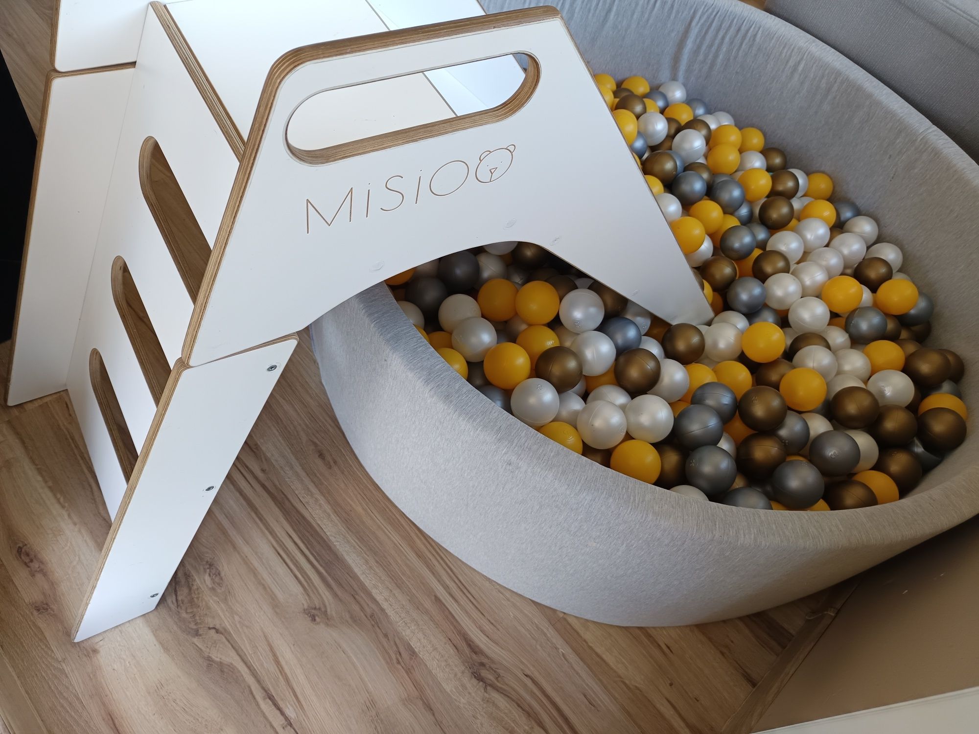 Basen z kulkami i zjeżdżalnią MISIO