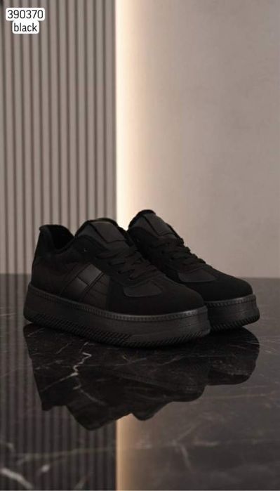 Жіночі теплі кеди чорного кольору