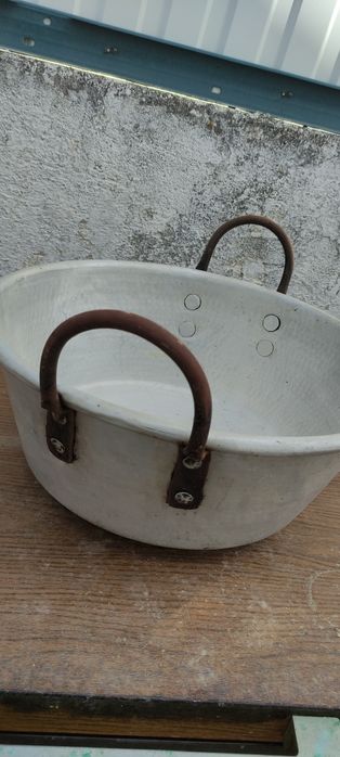 Caldeiro de alumínio antigo