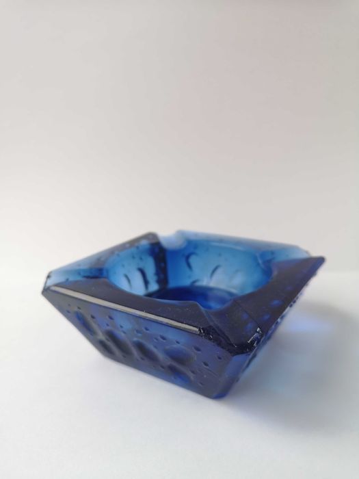 Niebieska popielniczka - Krople rosy - Hortensja  - kolorowe szkło PRL