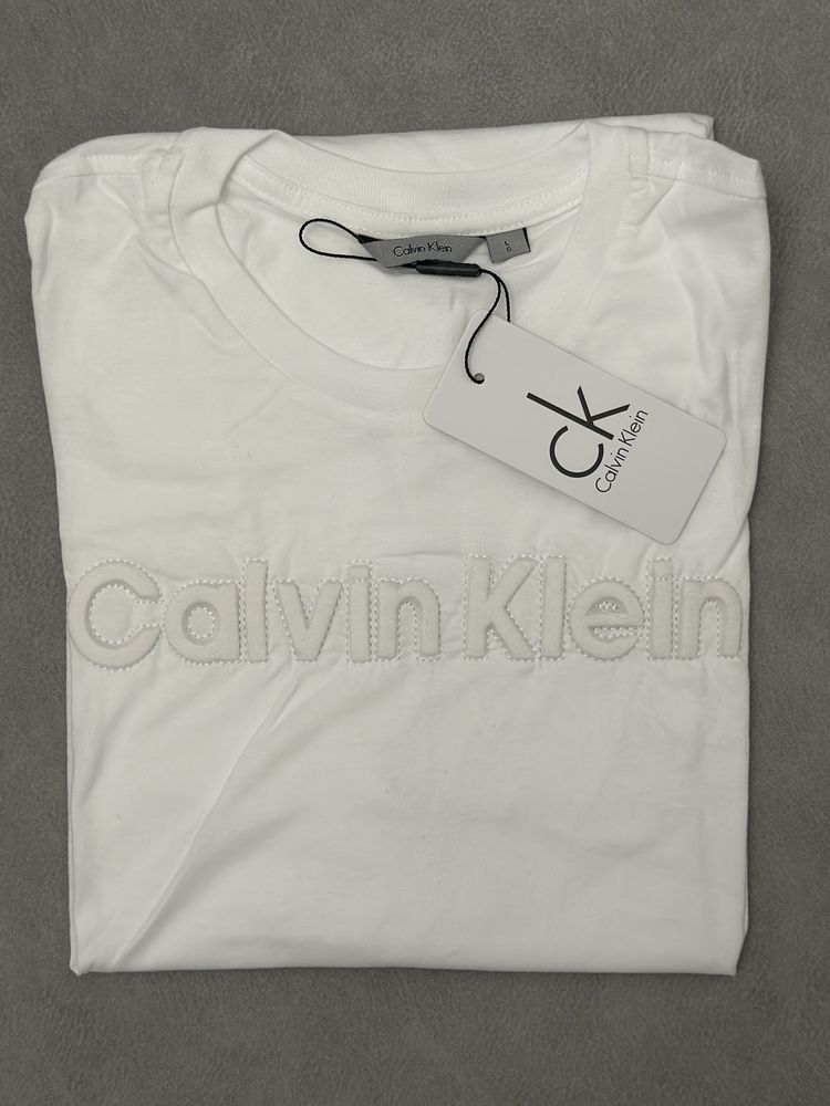 T-Shirt Calvin Klein branca tamanho L