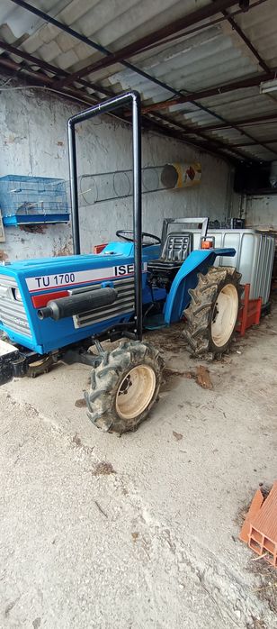 trator Izeki com alfaias