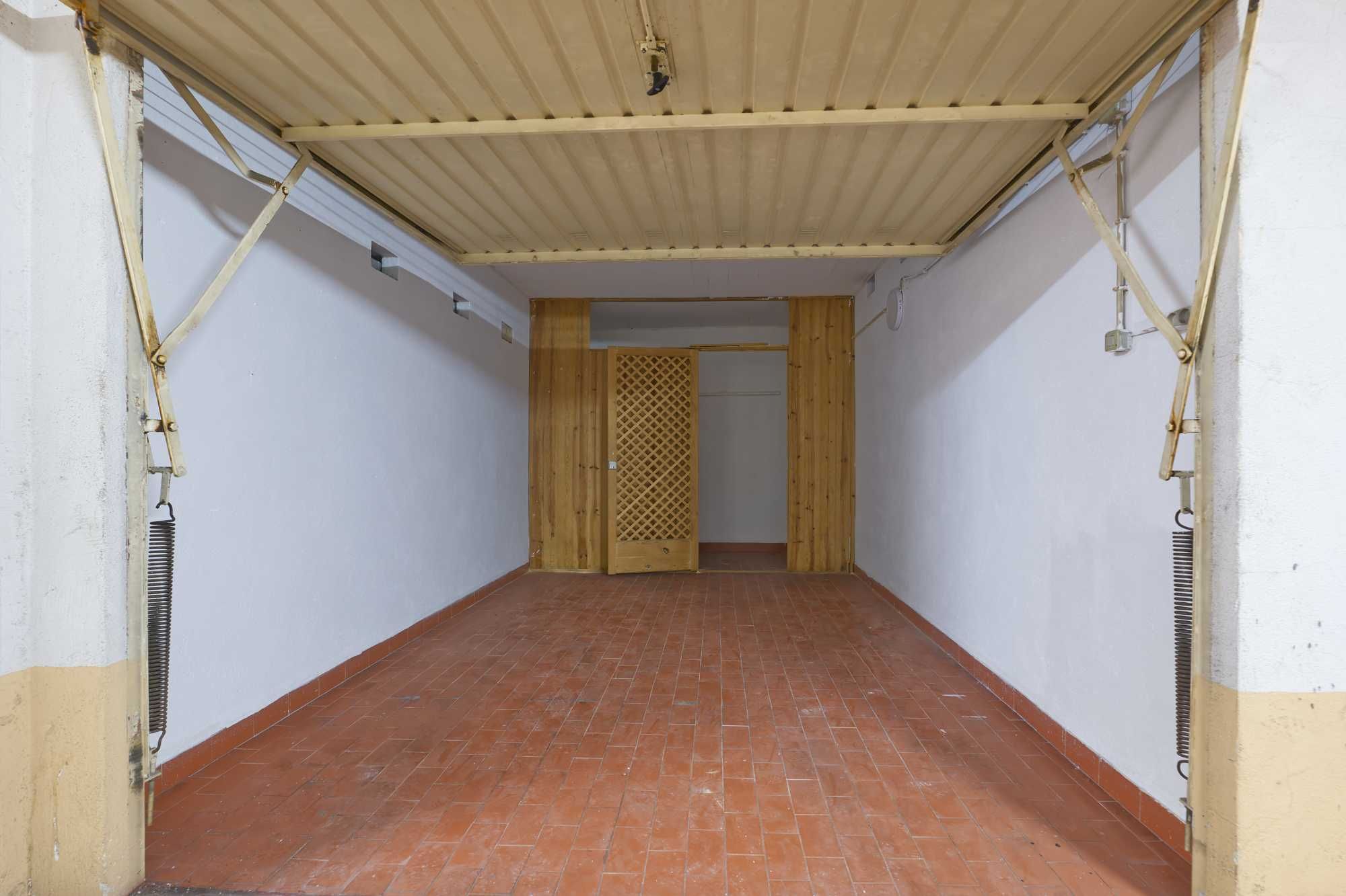 Amadora T2 -- 3 ass--1º Andar com garagem ( BOX) totalmente renovado