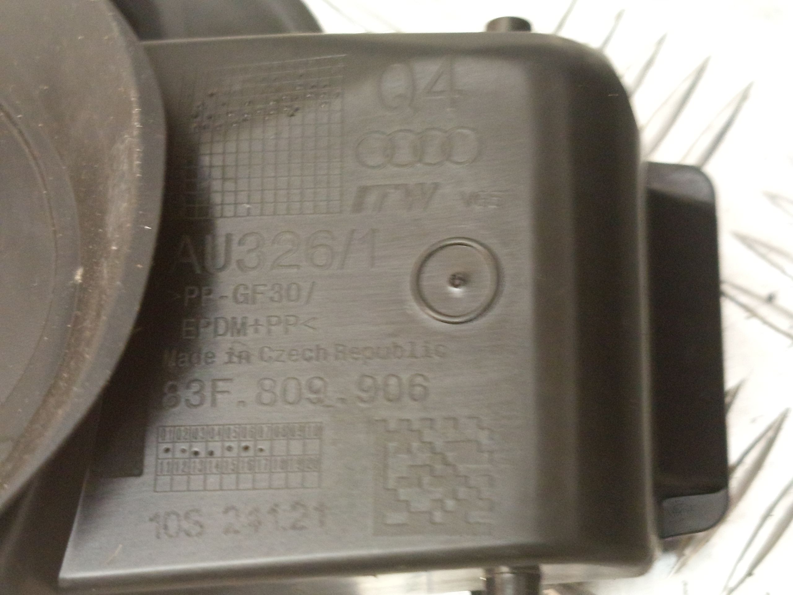 Audi Q3 Red Klapka Wlewu Paliwa 83F809906