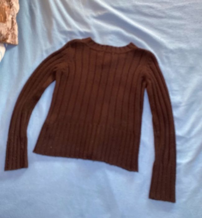 camisola em V de malha castanha escura da Zara.