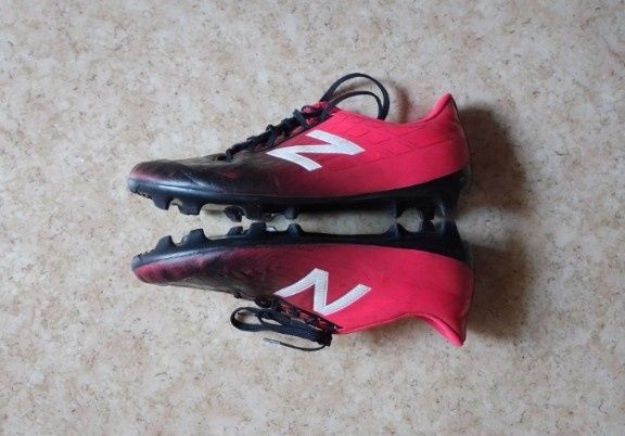 Качественные и лёгкие футбольные бутсы New Balance Furon 4.0 Pro FG.