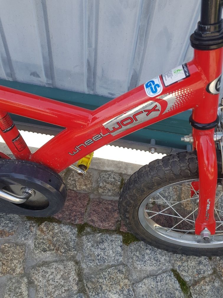 Rowerek dziecięcy czerwony.