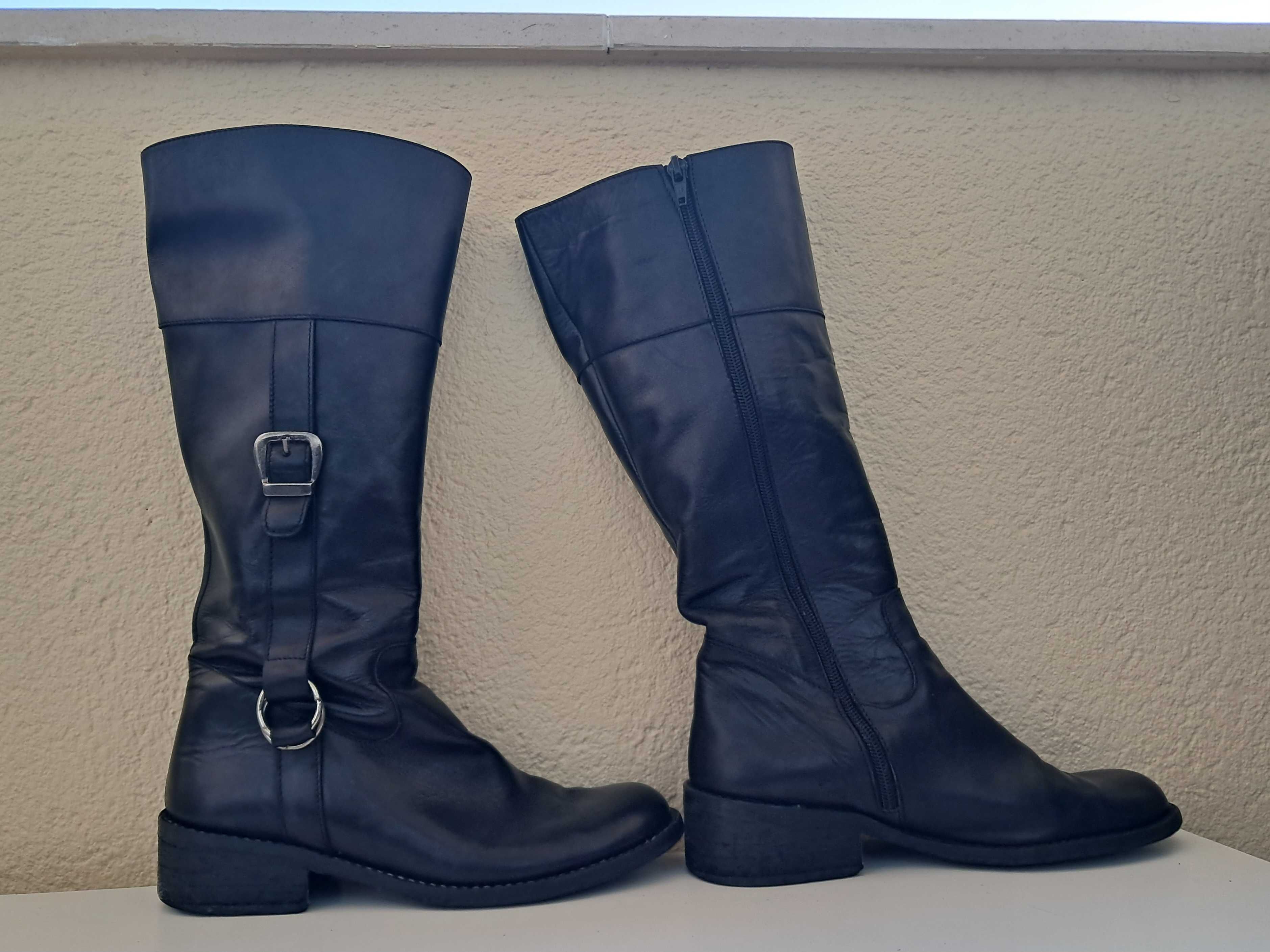 Botas Pretas de Cano Alto